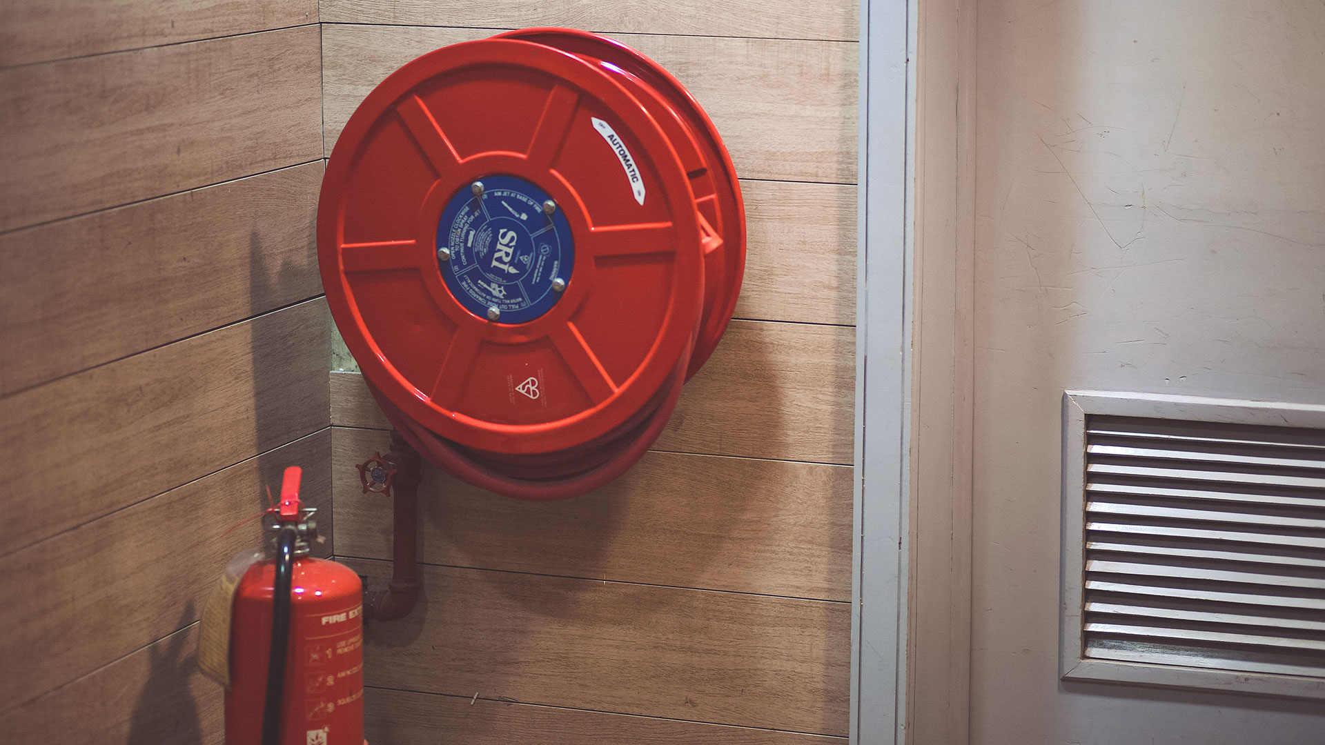 Foto Feuerlöscher und Not Wasserschlauch