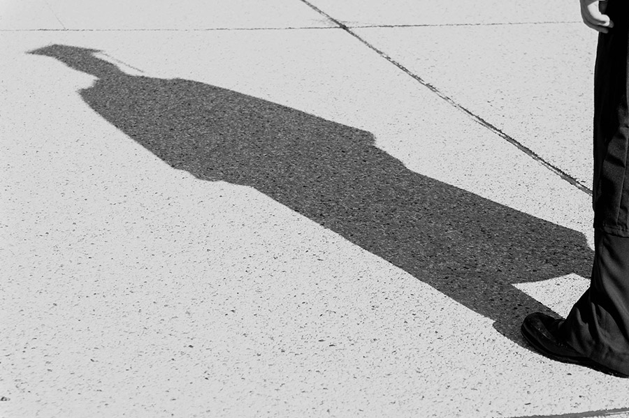 Foto Schatten Mensch mit Alumni-Hut vom Brock Bildungszentrum bei der Schulung zur Vorbereitung auf die IHK- Sachkundeprüfung
